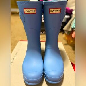 Women’s size 9 Hunter original short boots in pale blue.